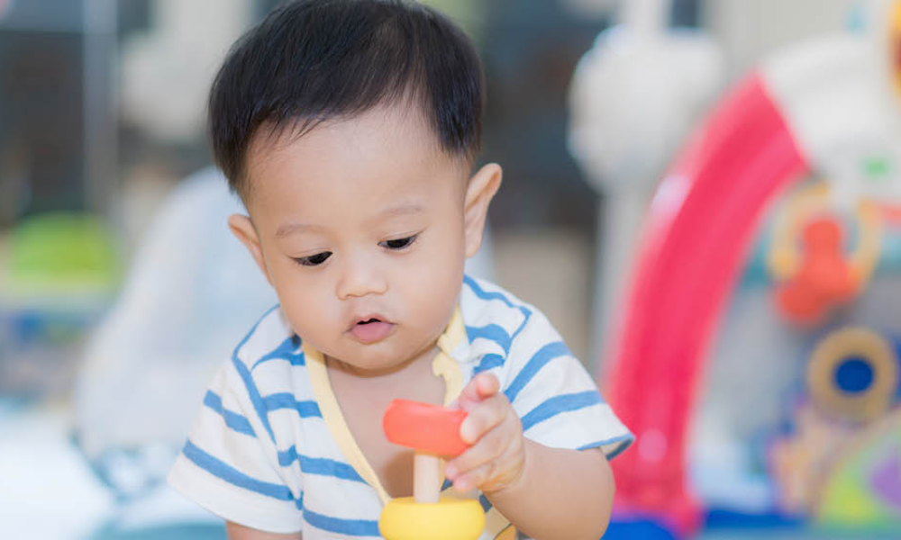 Baby die aan het spelen is