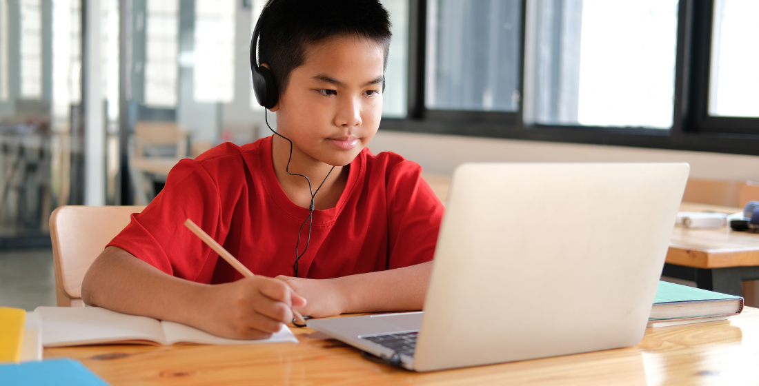 Jongen in het onderwijs die leert met AI