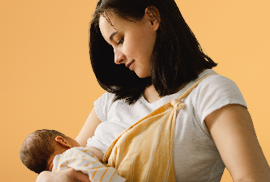 Baby drinkt bij moeder aan de borst