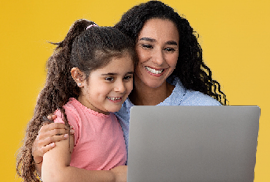 Moeder en dochter kijken samen lachend naar de laptop