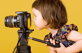 Kind kijkt naar video opname achter de camera