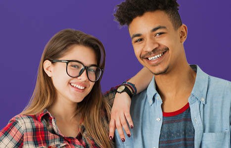 2 jongere die op elkaar leunen