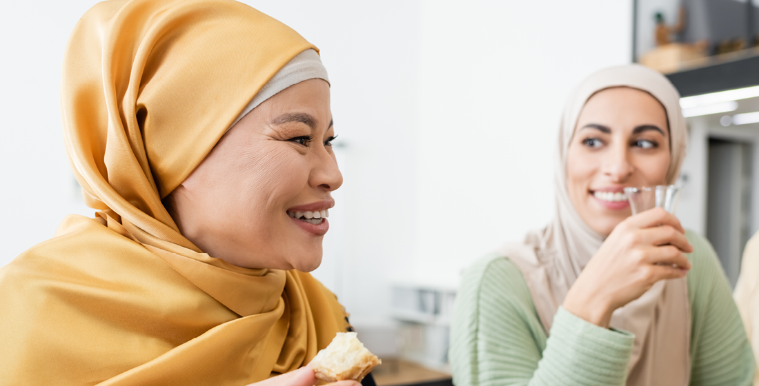 2 vrouwen drinken thee en lachen