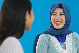 Twee dames praten met elkaar