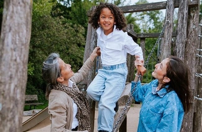 Oma en moeder met kind in de speeltuin