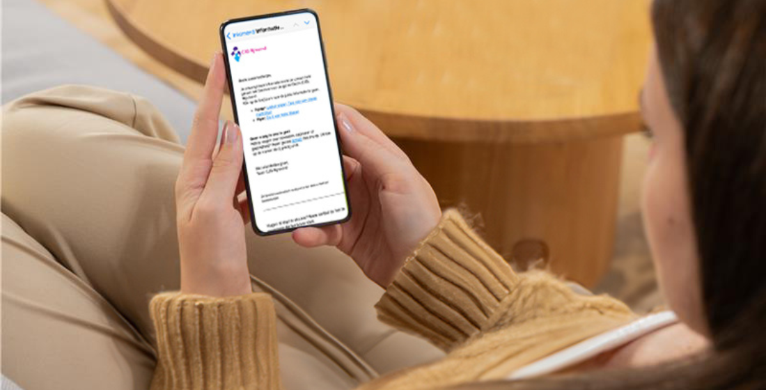 Vrouw op mobiel die een email leest