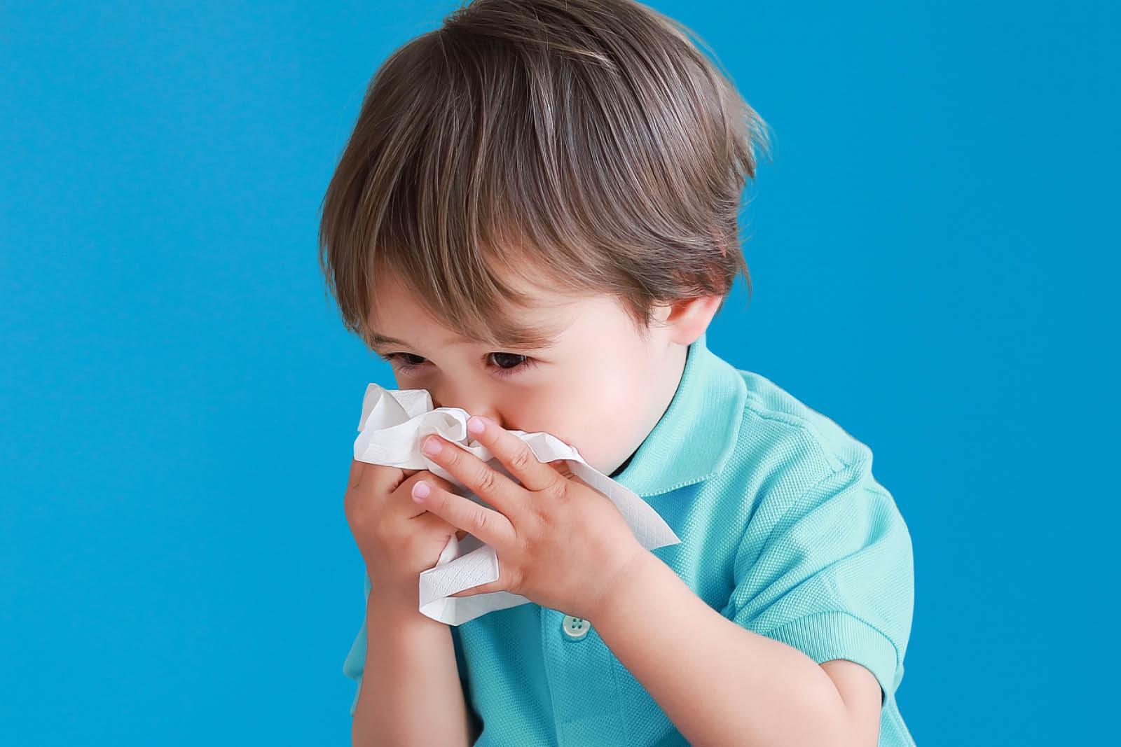Peuter snuit neus in zakdoek