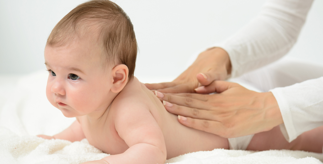 Baby wordt gemasseerd