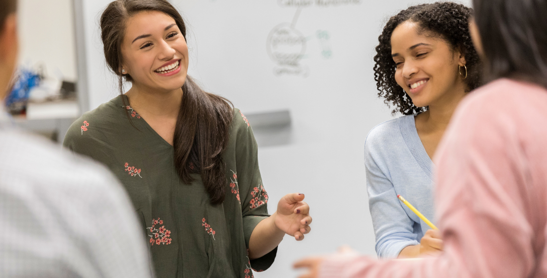 Vrouwen in een groepsgesprek