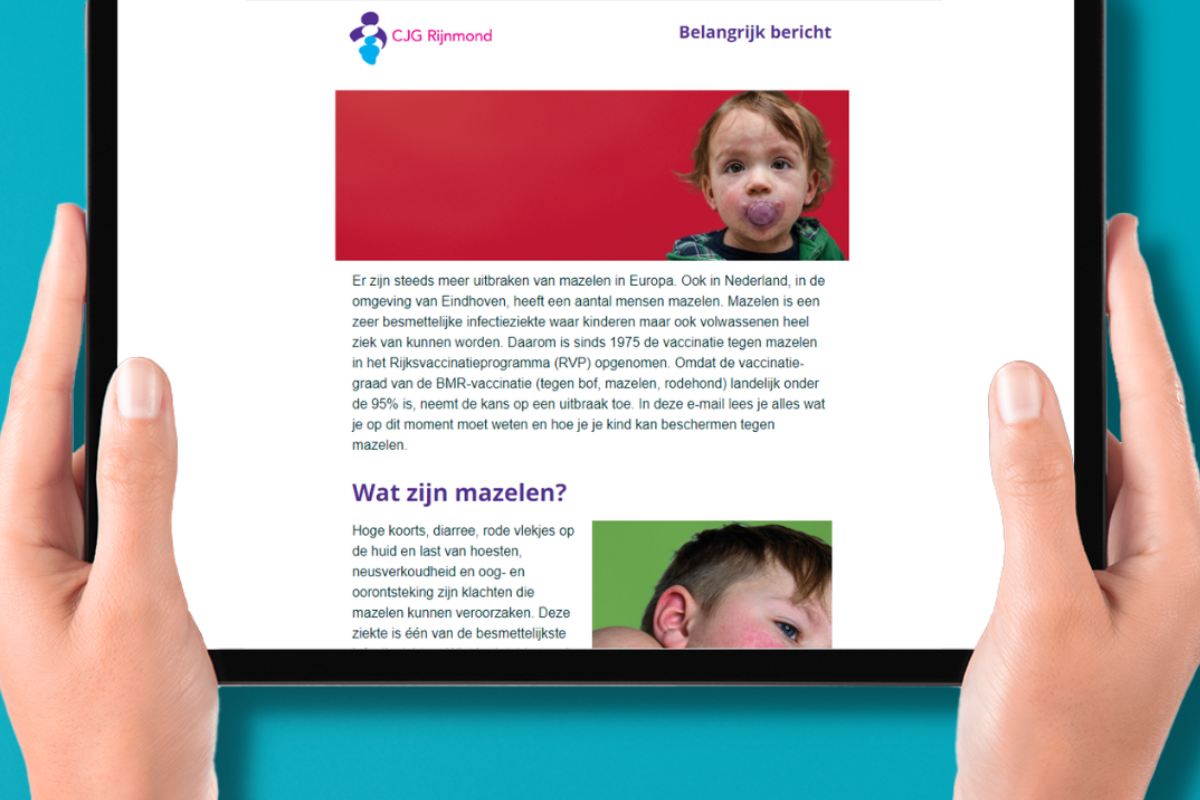 Tablet met daarop nieuwsbrief van CJG over mazelen