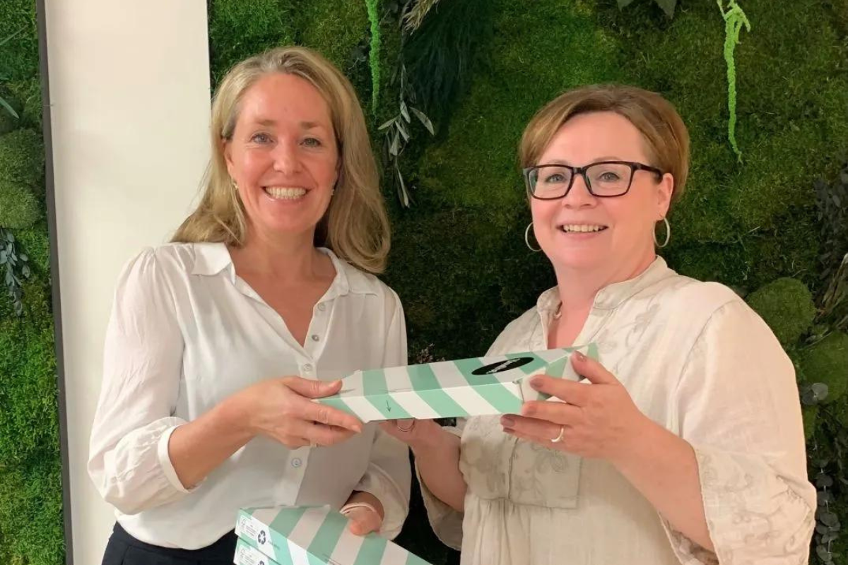 Selma Went, regiomanager West en Zuid a.i. van DVP-RIVM, overhandigt een attentie aan screener Ingrid Delfos van CJG Rijnmond.