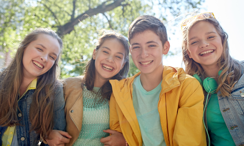 4 jongeren lachen samen met elkaar