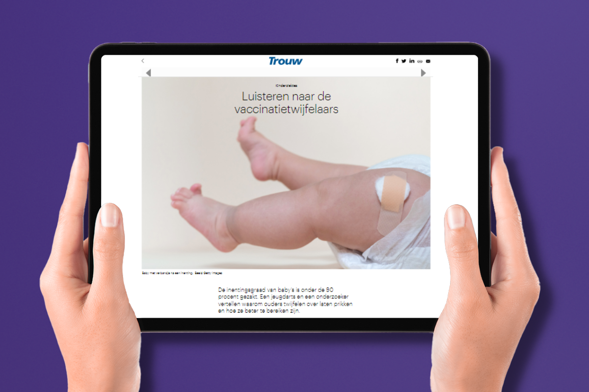 Tablet met nieuwsartikel van Trouw waarin CJG wordt genoemd