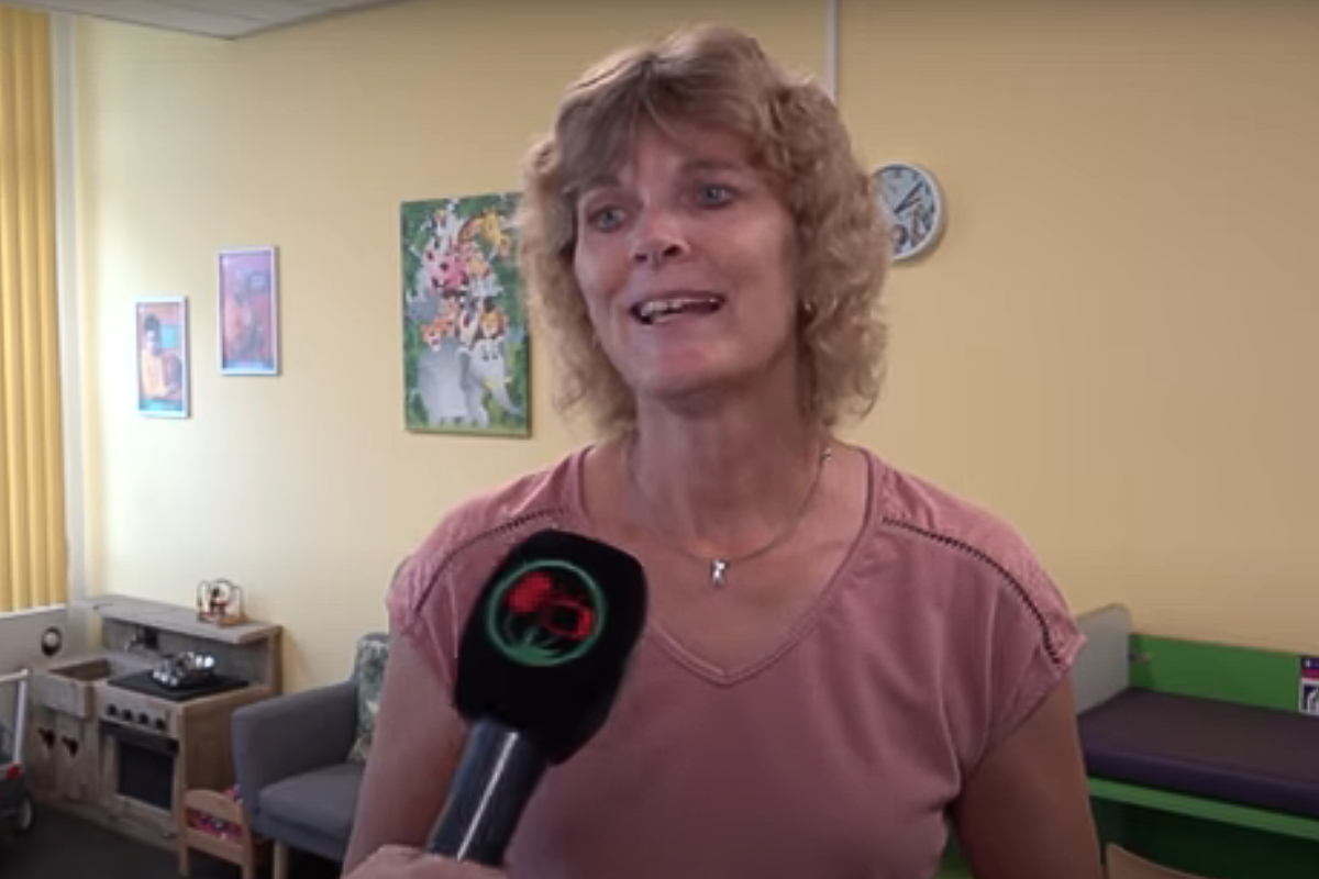 CJG professional die met microfoon wordt geintervieuwd