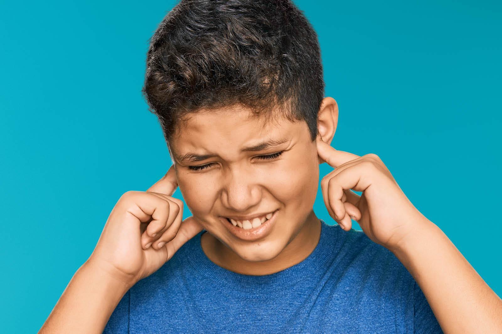 Jongen steekt vingers in zijn oren