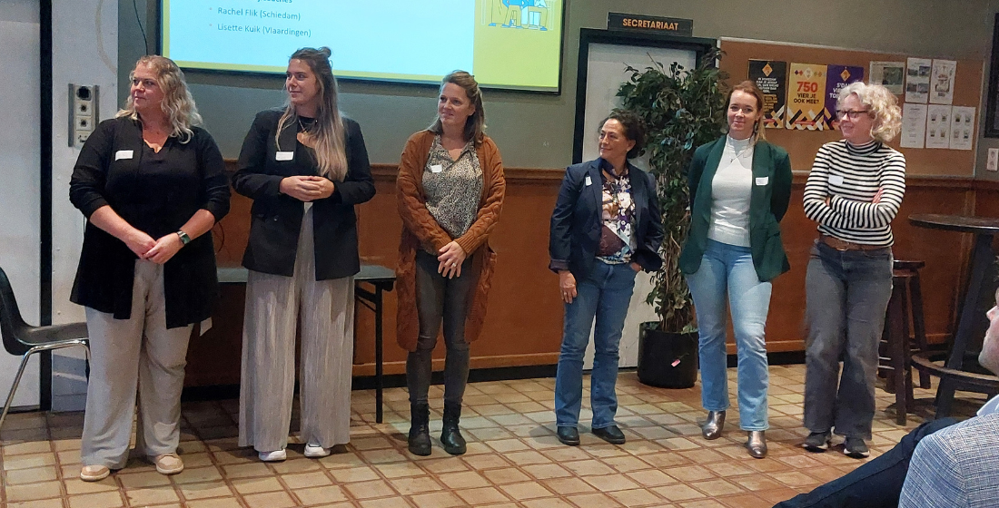 6 professionals naast elkaar voor projectiescherm