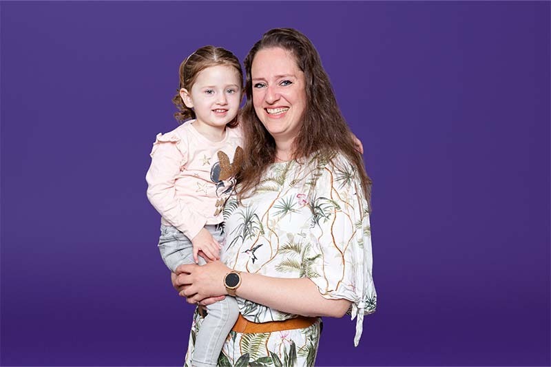 Moeder met dochter Lana in haar armen