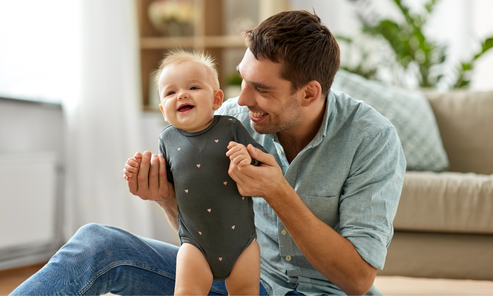 Vader en baby aan het spelen