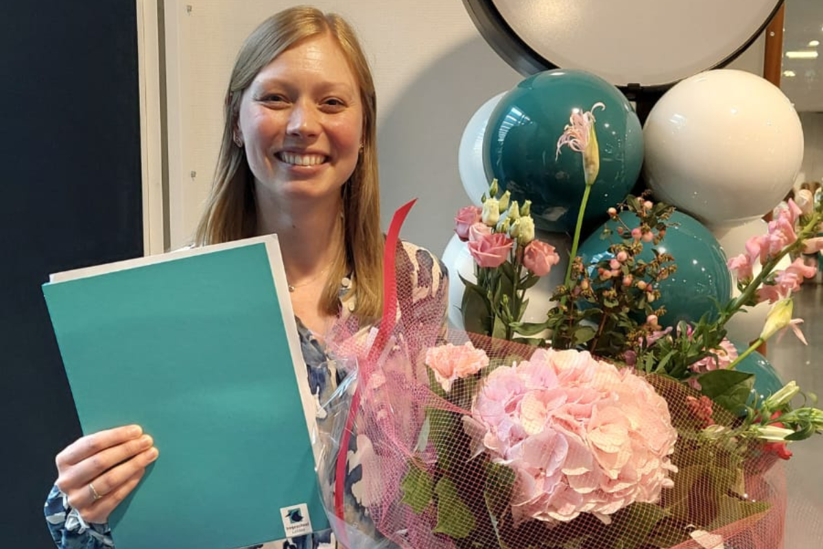 Lianne van der Hoek met diploma en ballonnen