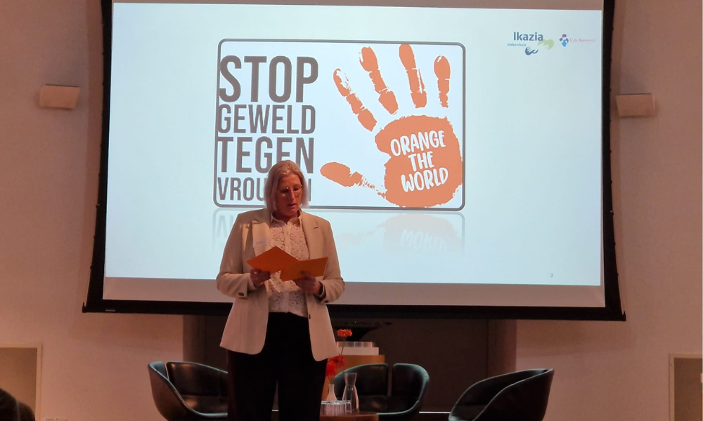 Vrouw die presenteert over stop geweld tegen vrouwen
