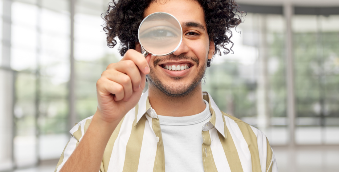 Man met vergrootglas voor zijn oog