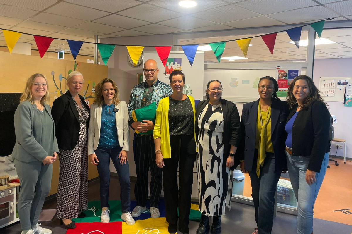 Professionals bij de opening van We Time met slingers