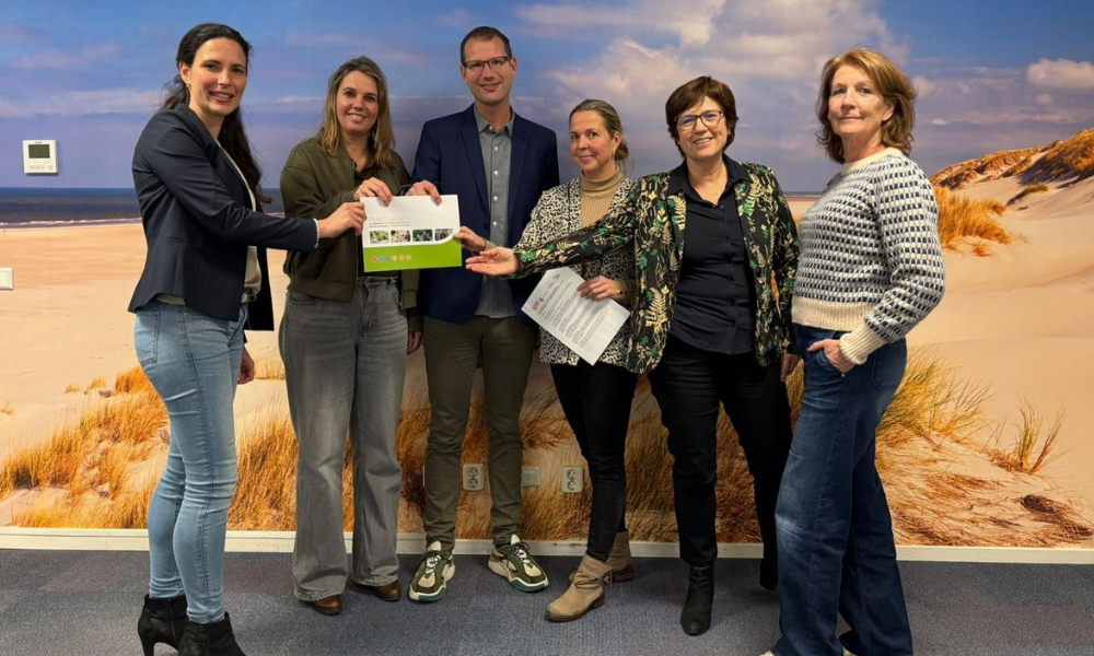 Fotomoment van mensen tijdens een samenwerkingsovereenkomst