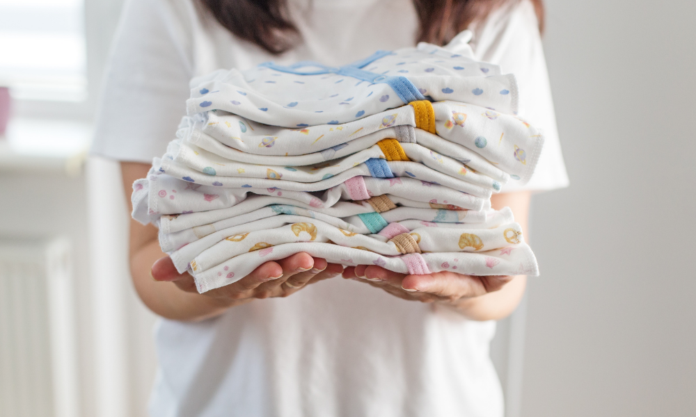 Vrouw met babykleding in haar handen