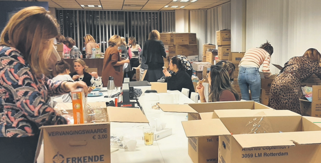 CJG professionals die sinterklaas cadeautjes inpakken