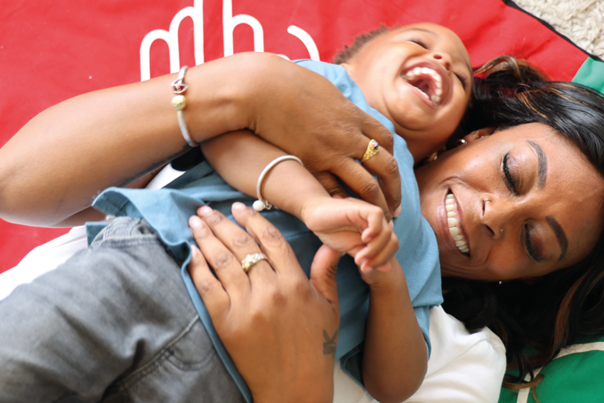 Moeder die speelt met haar zoon op een kleed