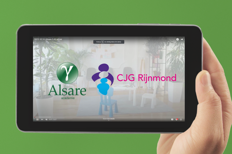 Tablet waarop video van Alsare wordt afgespeeld