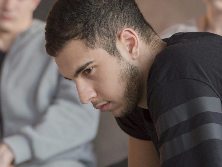 Jongen kijkt verdrietig en boos