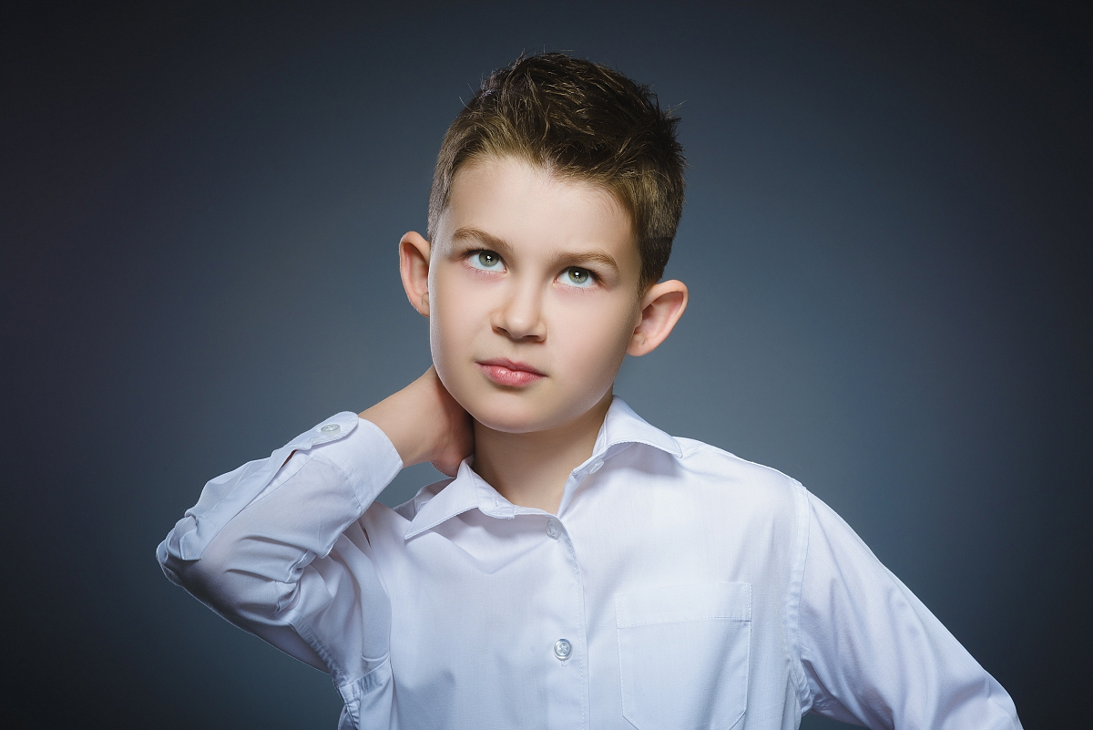 Jongen kijkt in de camera