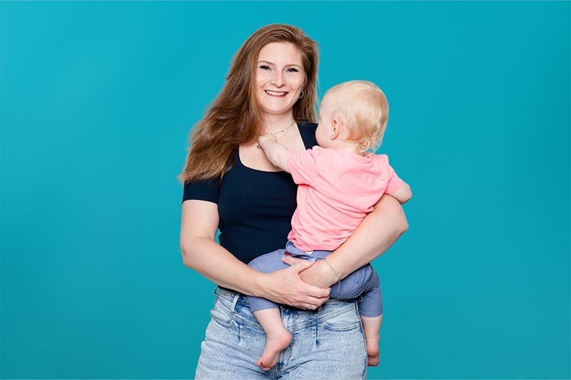 Moeder Valerie met haar kind op de arm