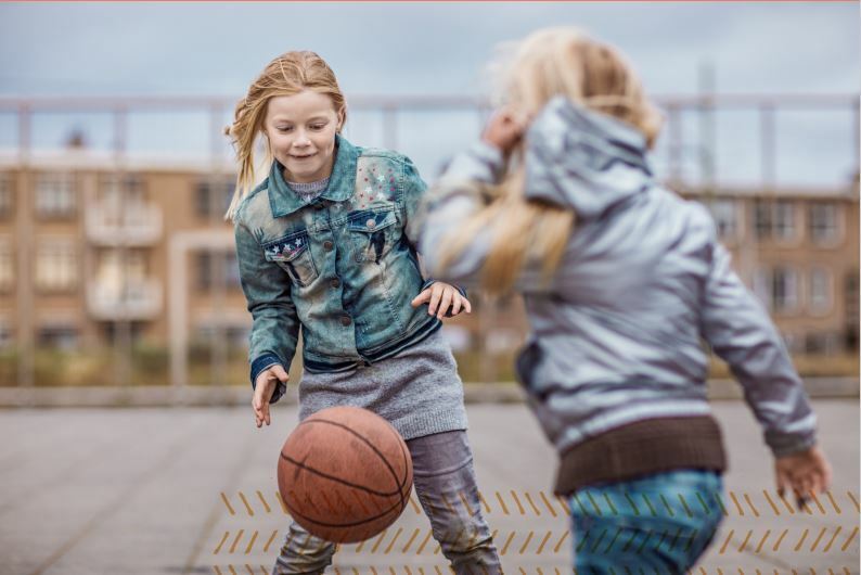 Meisjes spelen met basketbal