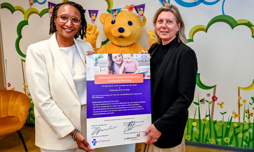 CJG-bestuurder Cynthia Pique en directeur-bestuurder Dionne Dinkhuijsen die met de ondertekende samenwerkingsovereenkomst BoekStart in hun handen staan