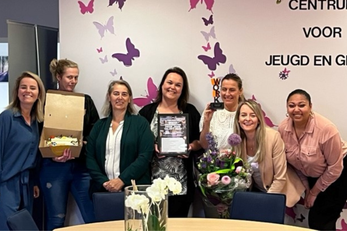 Team van CJG Rijnmond met gewonnen prijs op de foto
