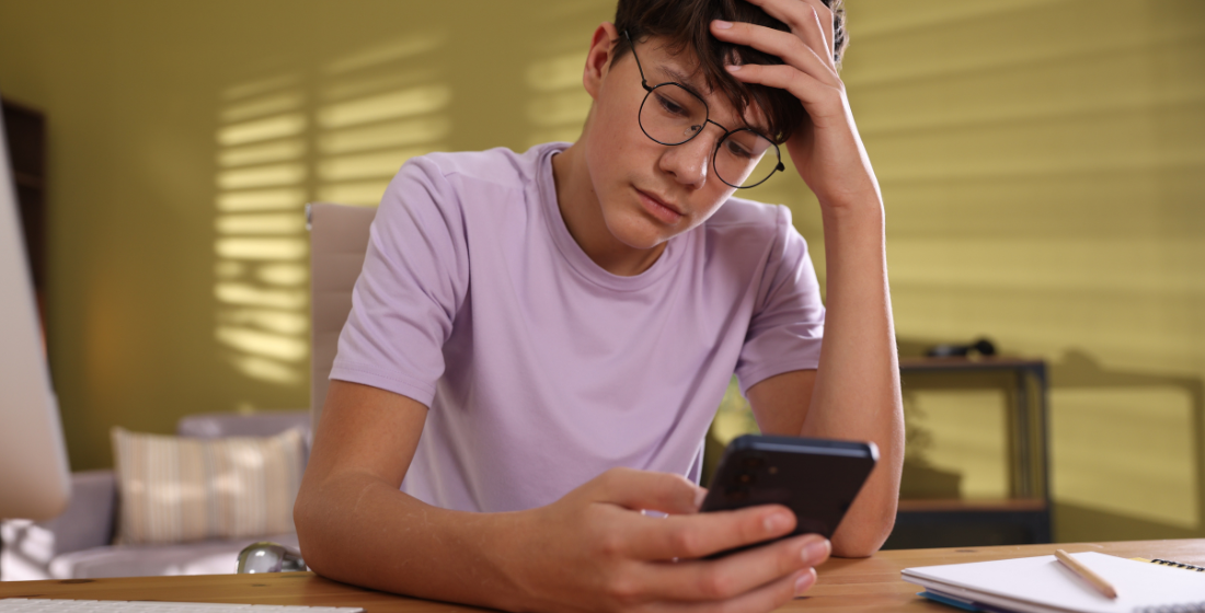 Jongen die op mobiel scrollt