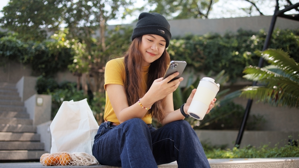 Meisje kijkt op haar smartphone