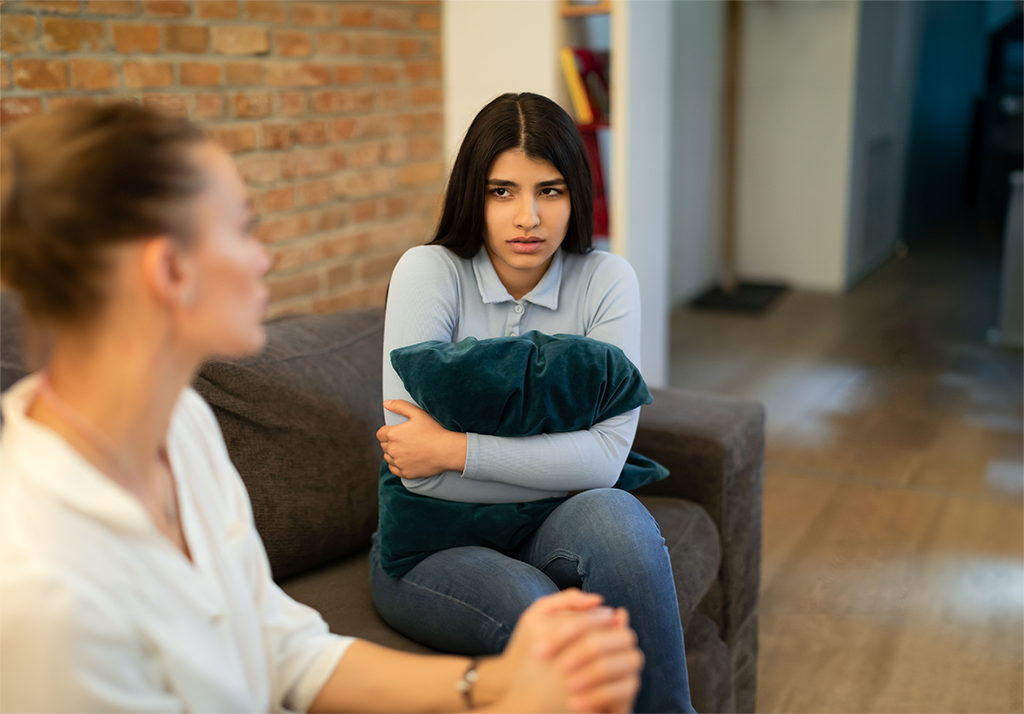 Tiener meisje in gesprek en kijkt vragend