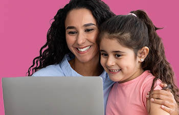 Moeder en dochter zijn aan het beeldbellen achter een laptop