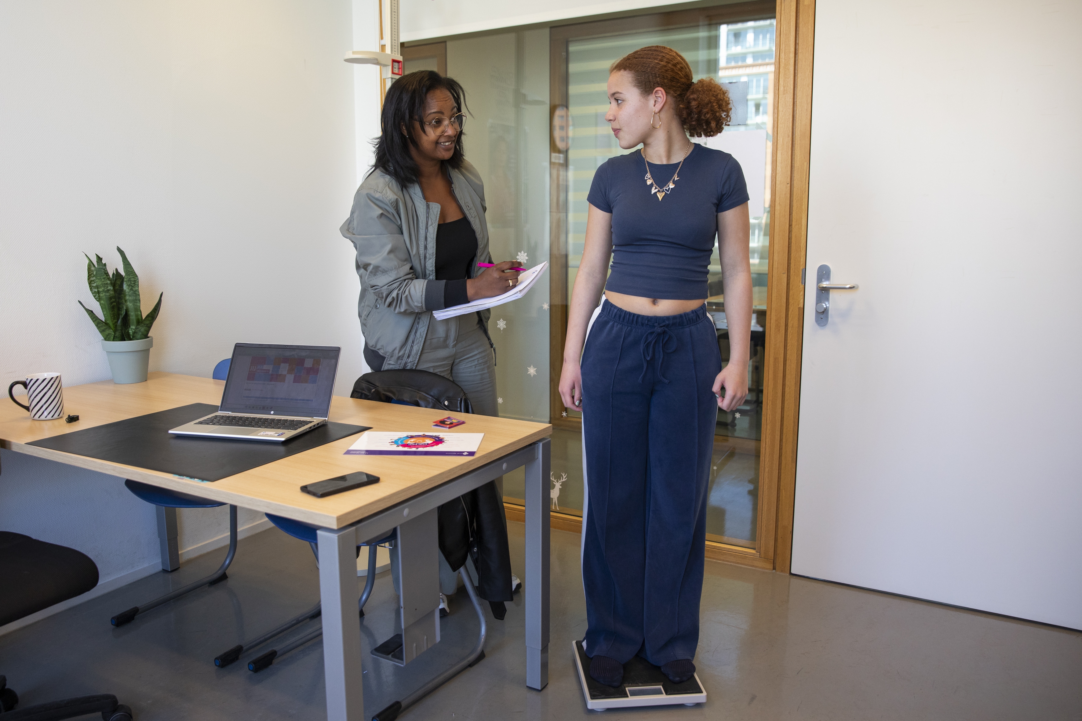 Afspraak van tienermeisje bij CJG Rijnmond op het voortgezet onderwijs