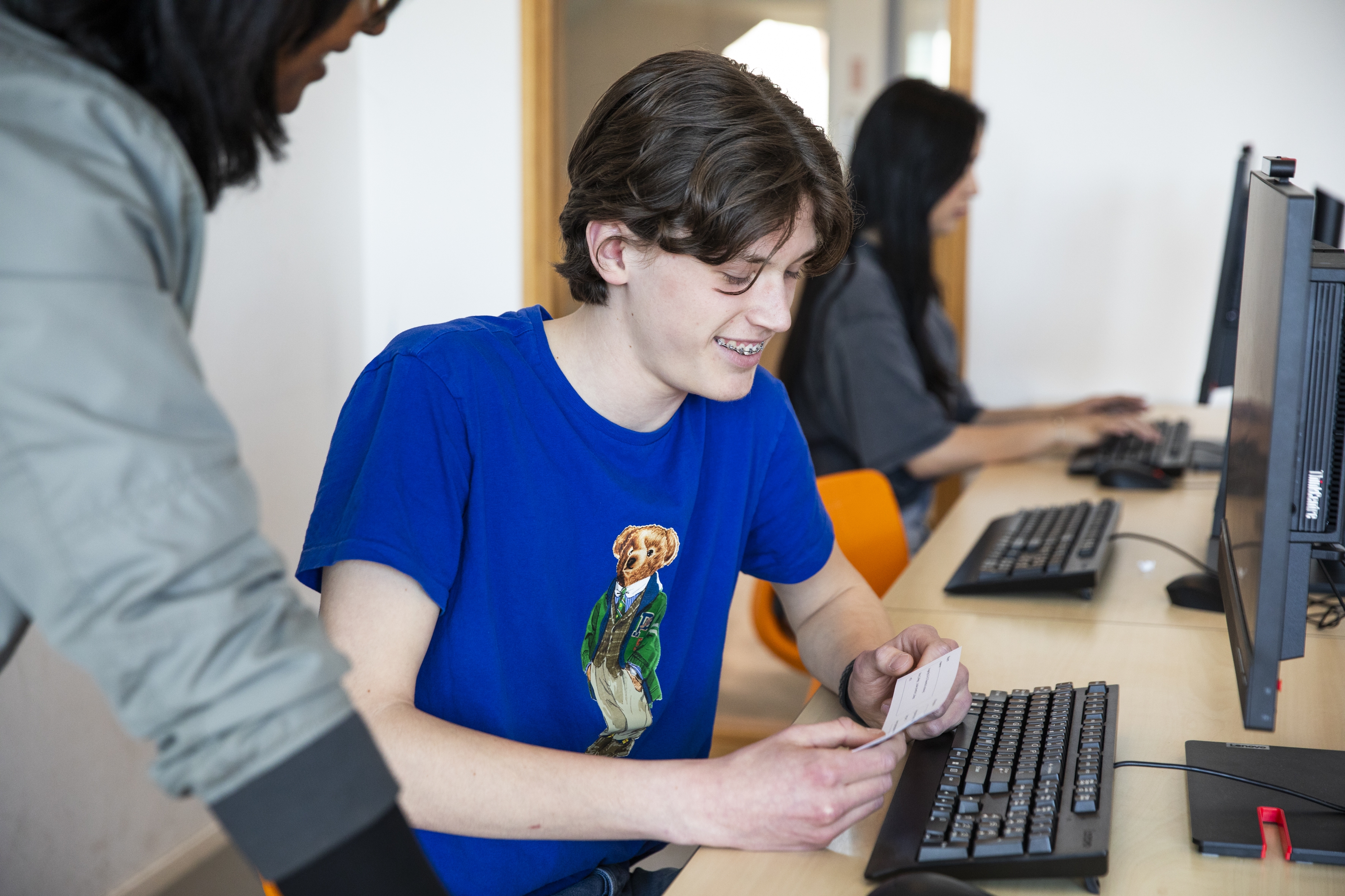 Tiener jongen vult digitale vragenlijst in met hulp van CJG-professional