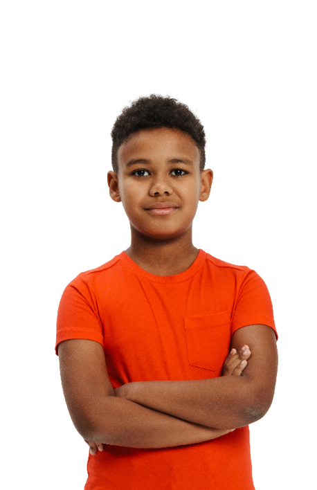 Basisschoolkind staat met handen over elkaar