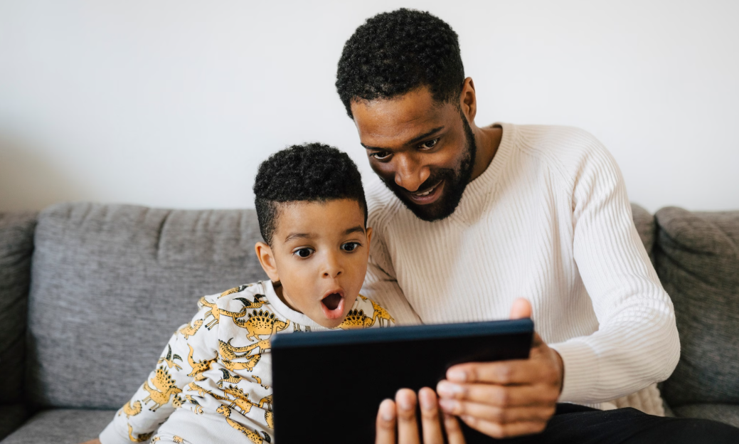 Vader met kind kijken samen naar tablet