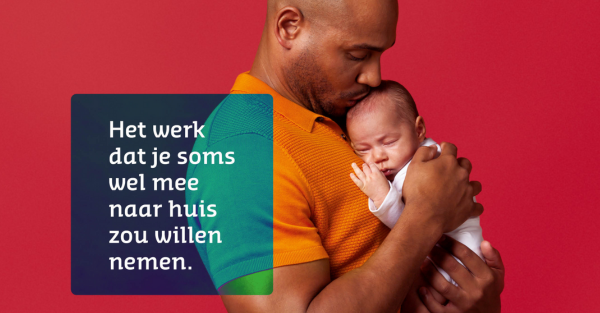 Vader met baby en tekst: Het werk dat je soms wel mee naar huis zou willen nemen.