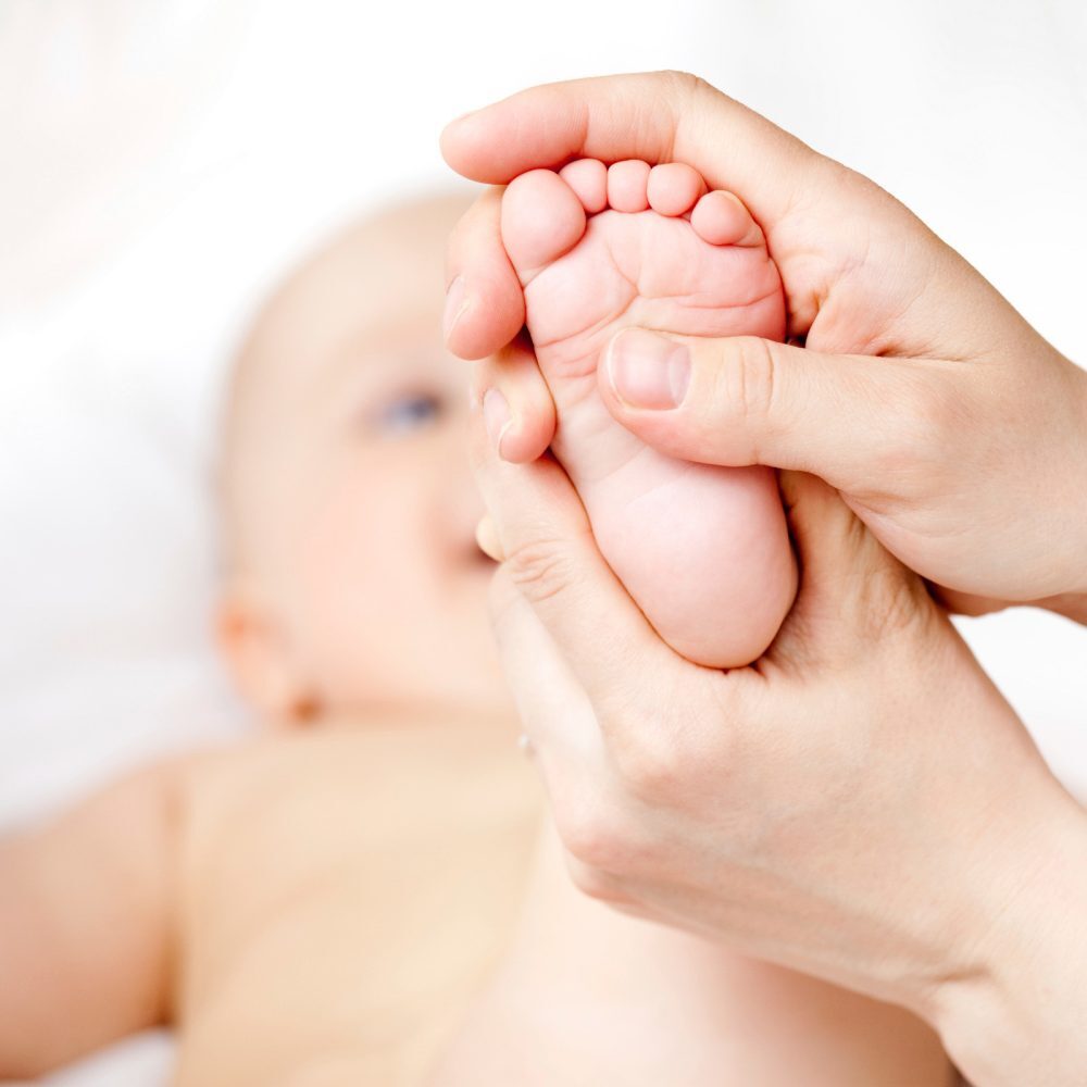Baby die een massage krijgt