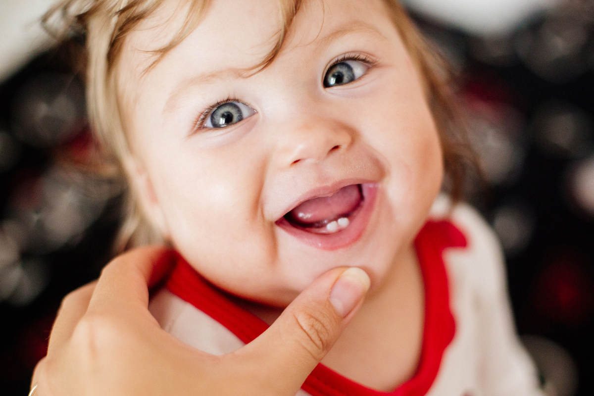Baby die eerste tandje krijgt