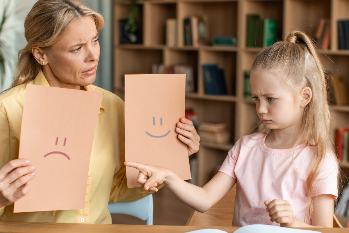 Meisje wijst emotie aan op papier