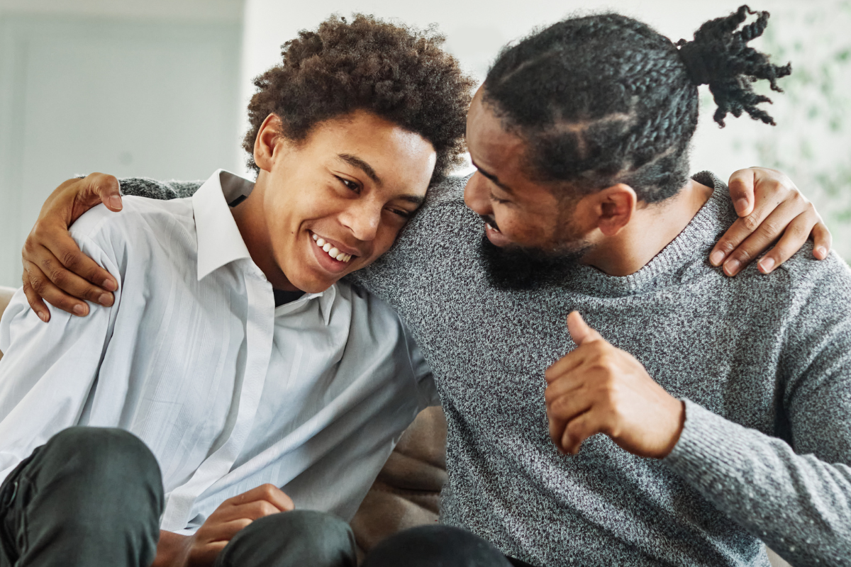 Vader lacht samen met puberzoon